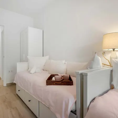 Modern 2br Centre Pool & Terrace
