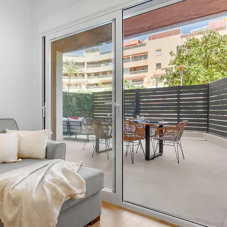 Modern 2br Centre Pool & Terrace